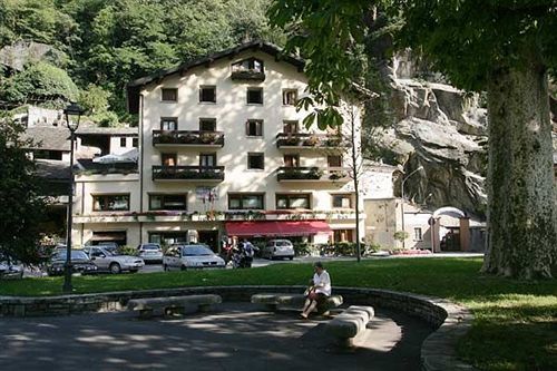 Crimea Wine Hotel Chiavenna Exterior photo